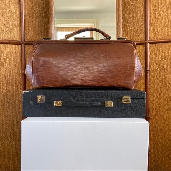 unbranded Handbags - ❌SOLD❌ Vintage Brown Leather Doctors Purse